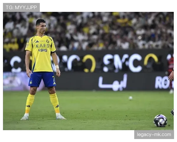 C罗再夺金球奖,稳健表现续写足球传奇新篇章 C罗再夺金球奖,稳健表现续写足球传奇新篇章