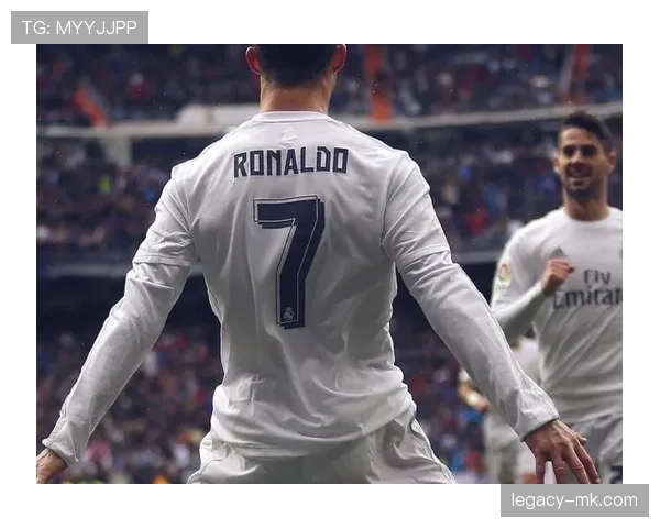 C罗任意球争议引发热议，裁判判罚的公正性值得关注