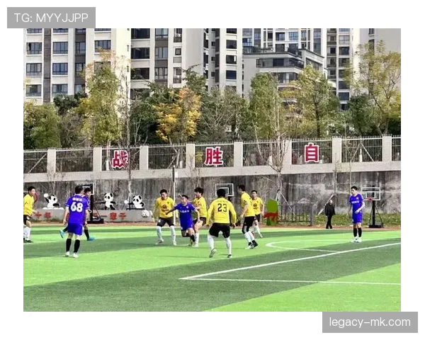 足球逆转比赛频现，多队近期展现顽强斗志与战术韧性