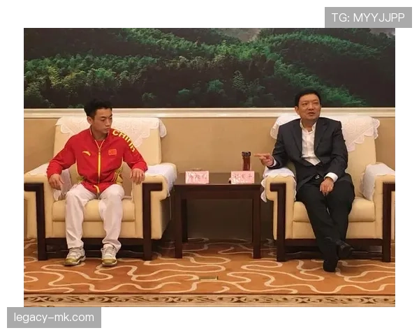 邹敬园家里摆满奖杯，邻居以为开了个小金库