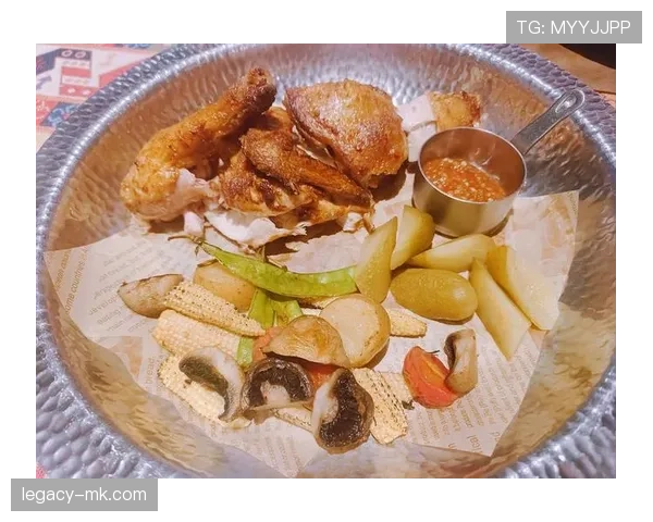 苏亚雷斯训练完回家吃晚饭，餐桌上摆着三块牛排、两盘意面，还有一整只烤鸡