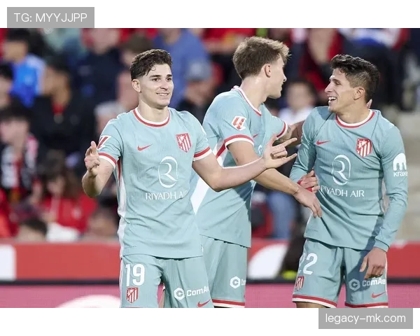 阿尔瓦雷斯训练完直接去接娃，背的包比我的房租还贵